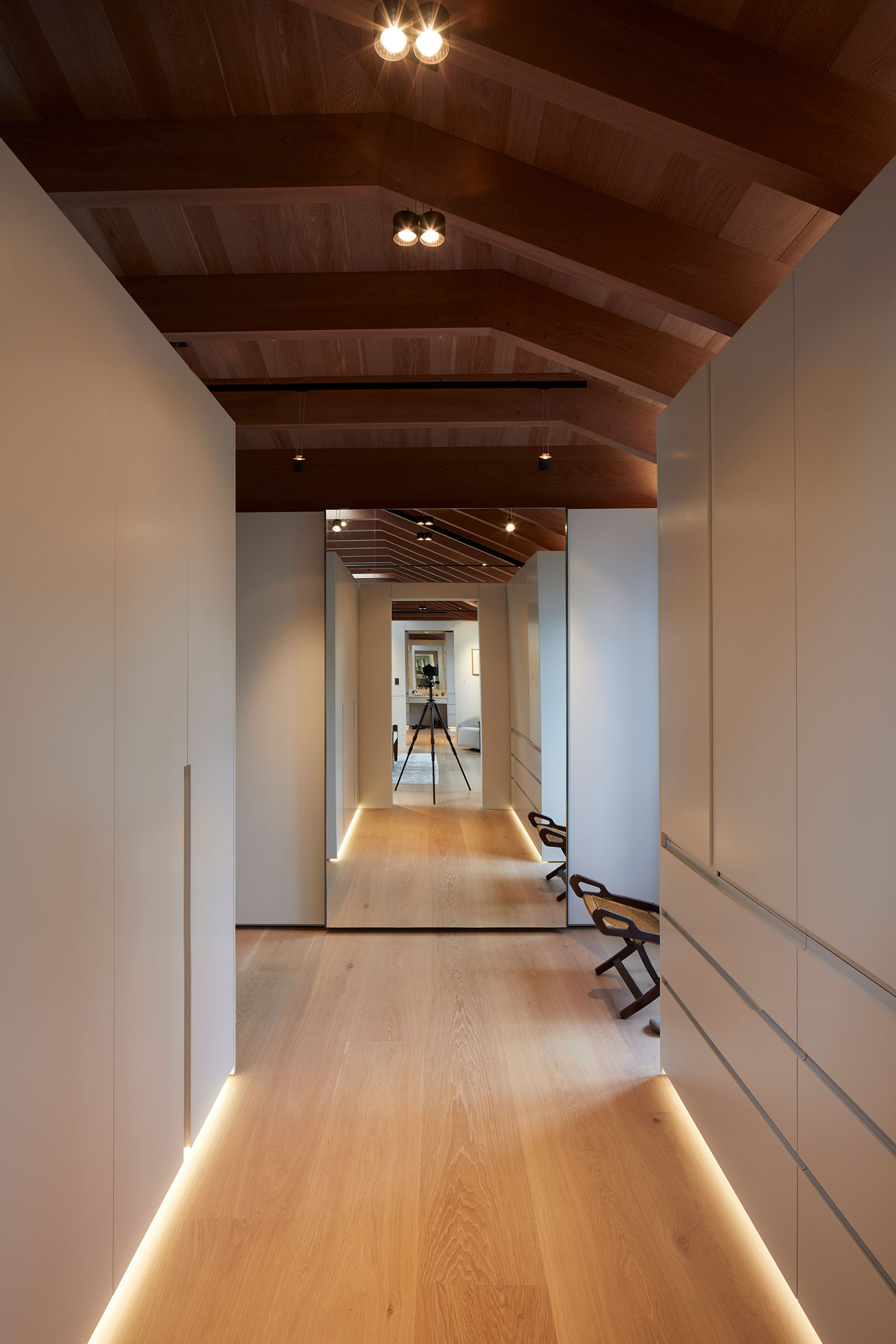 White lacquer handless wardrobes in the walk-in dressing rooms. Our bespoke cabinetry extended throughout the entirety of this Notting Hill mews property. William Garvey bespoke furniture and cabinet maker