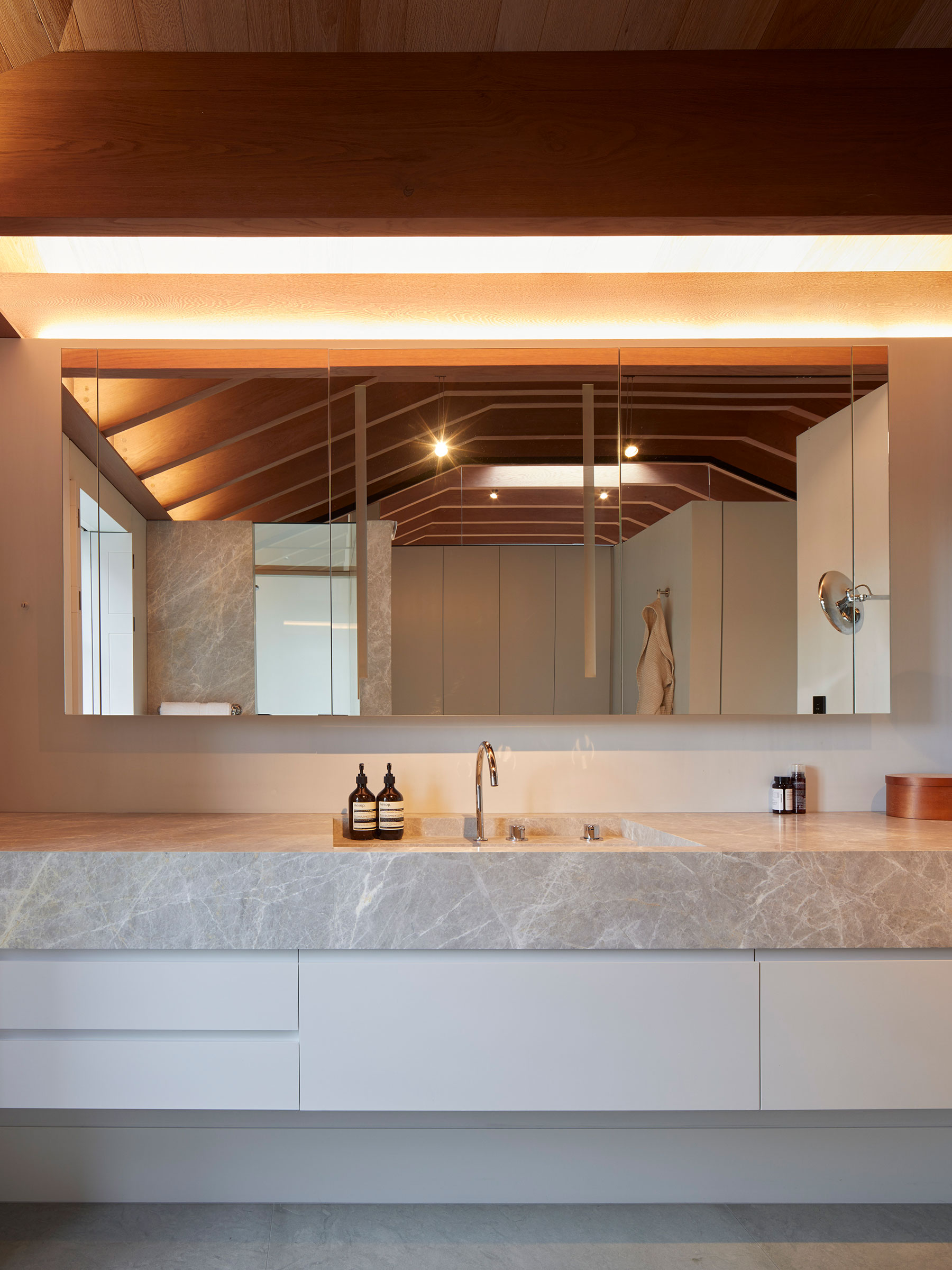 Bespoke bathroom vanity units and storage in the master suite. Our bespoke cabinetry extended throughout the entirety of this Notting Hill mews property. William Garvey bespoke furniture and cabinet maker