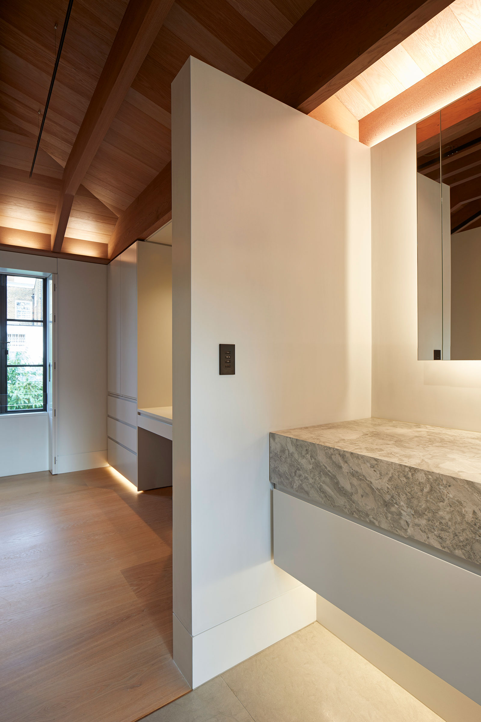 Bespoke bathroom vanity units and storage in the master suite. Our bespoke cabinetry extended throughout the entirety of this Notting Hill mews property. William Garvey bespoke furniture and cabinet maker