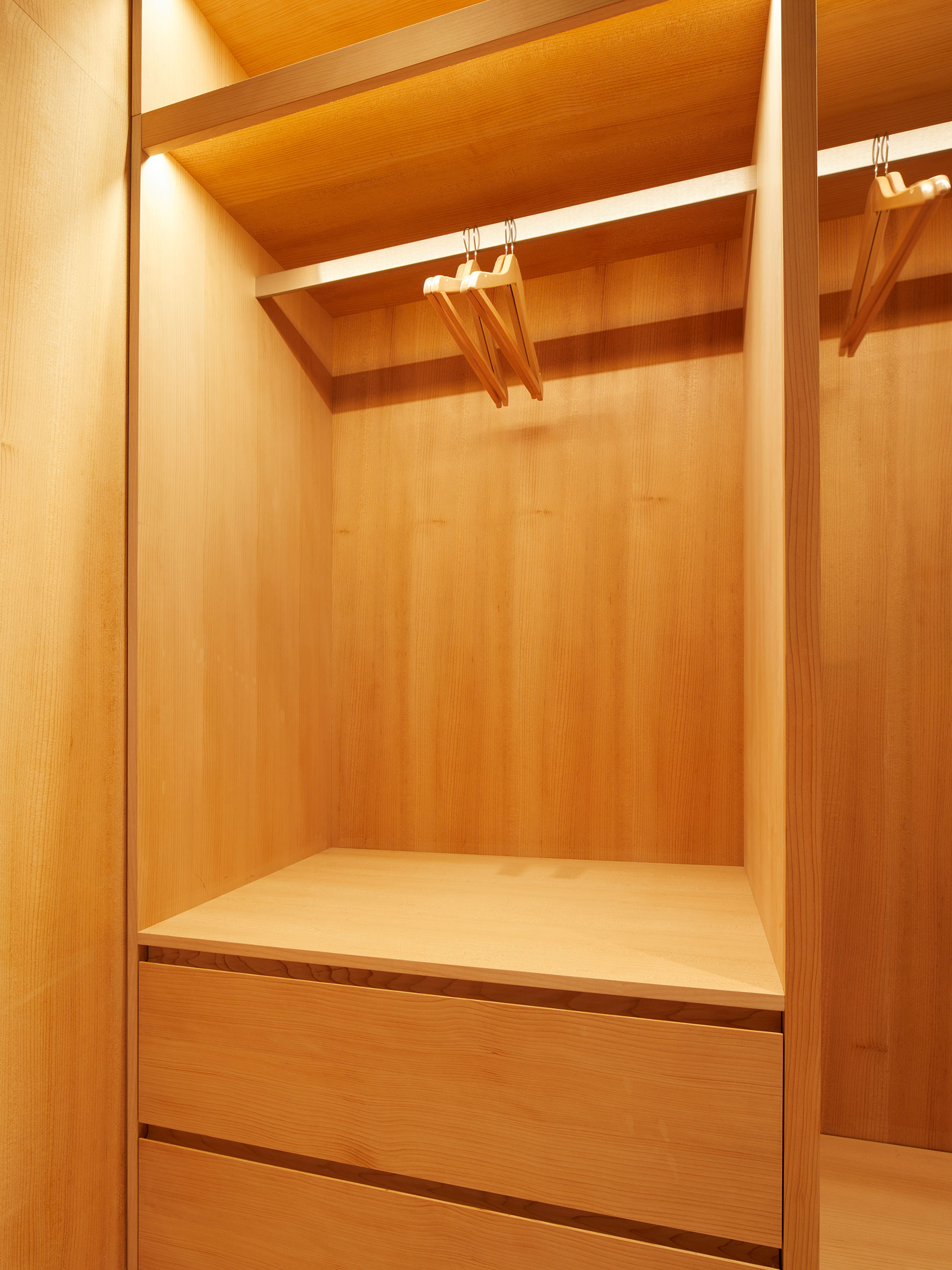timber lined wardrobes in the walk-in dressing rooms. Our bespoke cabinetry extended throughout the entirety of this Notting Hill mews property. William Garvey bespoke furniture and cabinet maker