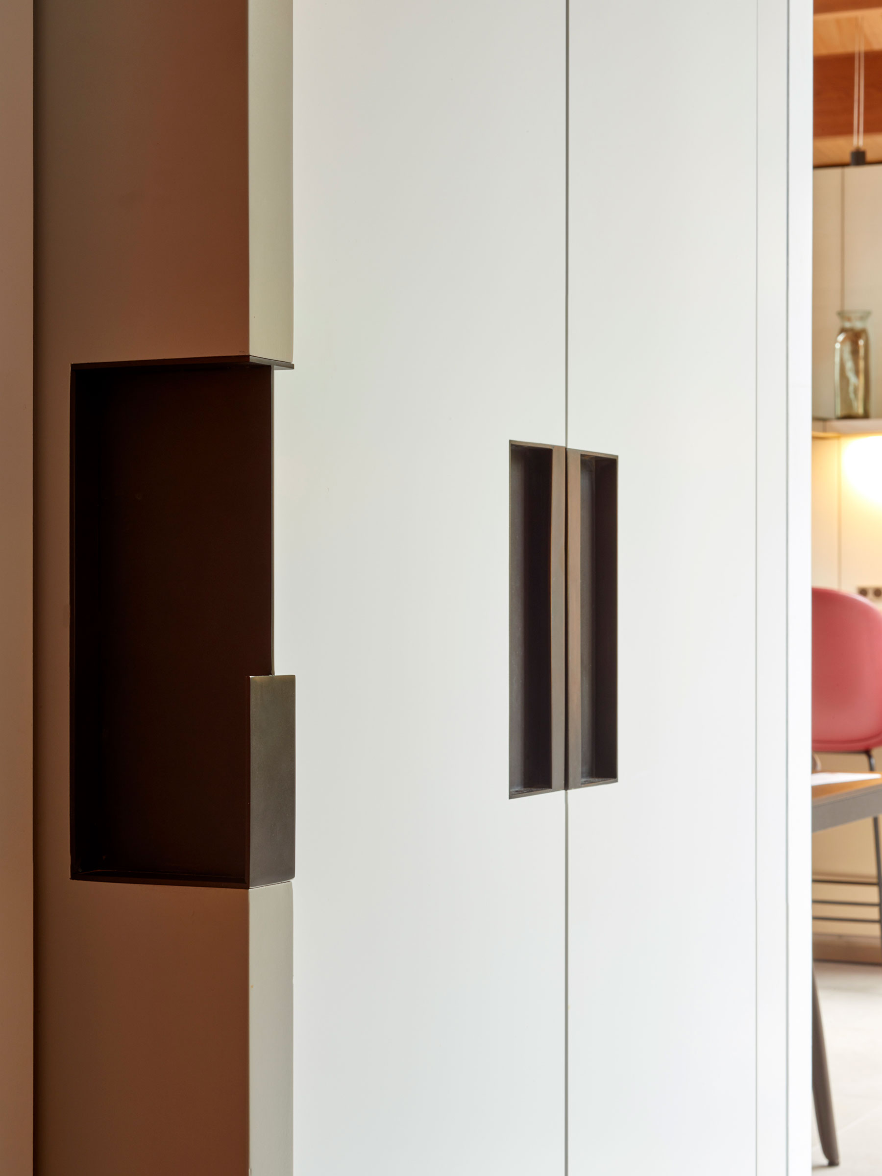White lacquer handless wardrobes in the walk-in dressing rooms. Our bespoke cabinetry extended throughout the entirety of this Notting Hill mews property. William Garvey bespoke furniture and cabinet maker